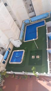 an overhead view of a swimming pool with two pools at Apartament Julia de LUX in Torrevieja