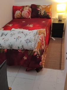 1 dormitorio con 1 cama con edredón rojo en SMD Comfy Apartments en Abu Dabi