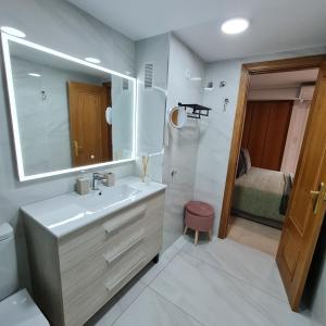 y baño con lavabo, aseo y espejo. en Villa VegaLira, en Valencia