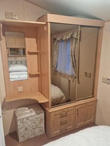 Ένα ή περισσότερα κρεβάτια σε δωμάτιο στο Discover comfort home from home 8-birth Caravan +20 φωτογραφίες