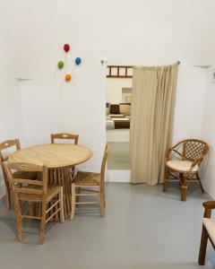 une salle à manger avec une table et des chaises ainsi qu'une chambre dans l'établissement Trullo Le radici del Pino, à Martina Franca