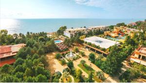 eine Luftansicht eines Resorts am Meer in der Unterkunft Happy Days in Dreamland Oasis in Chakvi