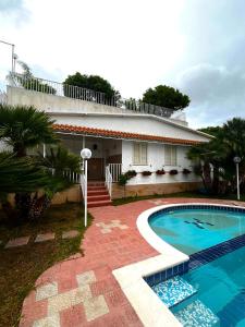 uma casa com uma piscina em frente em Nido Verde em Agnone Bagni