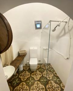 La salle de bains est pourvue de toilettes et d'un lavabo. dans l'établissement Trullo Le radici del Pino, à Martina Franca