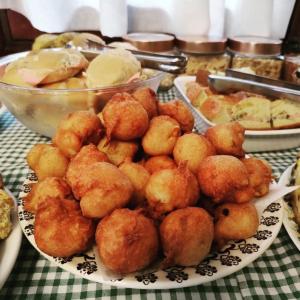 um prato de comida em cima de uma mesa em Shellter Hotel em Holambra