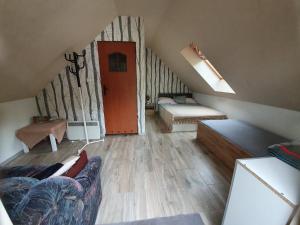 Ático con sala de estar con 2 camas y puerta roja en Kurnik Polski agroturystyka, en Tykocin