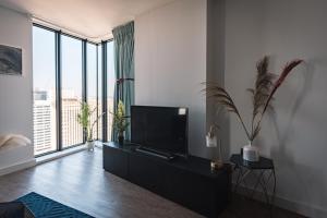 een woonkamer met een tv en een groot raam bij Luxury Apartment Retreat - FREE Netflix And Wifi in Birmingham