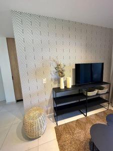 TV a/nebo společenská místnost v ubytování Villa Allende Golf complejo North Green alquiler Temporario + 4 fotografie