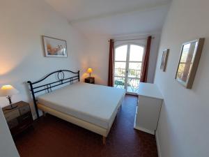una camera da letto con un letto bianco e una finestra di La villa Charles Grimaud Les Restanques Golf de Saint Tropez a Grimaud Altre 26 foto