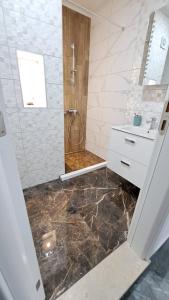 een badkamer met een douche en een wastafel bij Diamond Beach Luxus Apart Obzor 28 in Obzor