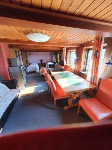 een kamer met een tafel en stoelen en een slaapkamer bij Rural in Assens