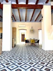 a dining room with a table and chairs at Casa Mediterranea- Les mil i una nits in Valencia