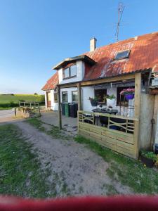 een huis met een hek ervoor bij Rural in Assens