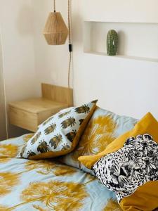 Una cama con dos almohadas encima. en Casa Mediterranea- Les mil i una nits en Valencia