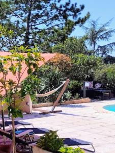 um pátio com espreguiçadeiras e uma piscina em jolie Mazet avec piscine privée ! em Nîmes