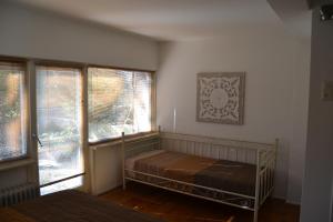 sypialnia z łóżkiem i 2 oknami w obiekcie Vakantie Accommodatie Egelantier w mieście Dwingeloo