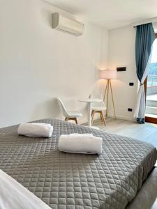 Säng eller sängar i ett rum på Mirage Rooms & Apartments