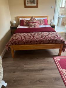 Postel nebo postele na pokoji v ubytování Heeneys Lodge B&B