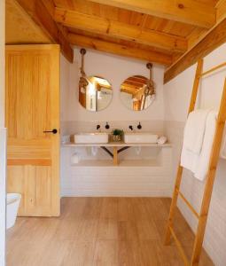 - Baño con 2 lavabos y 2 espejos en 201A La Huerta de Cayao, en Villaviciosa