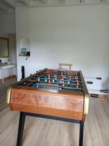 una mesa de futbolín en la sala de estar con en Logement privée, en La Teste-de-Buch