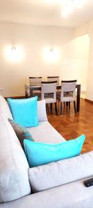 Una sala de estar con un sofá, una mesa y sillas. en Departamento Plaza, en Bahía Blanca