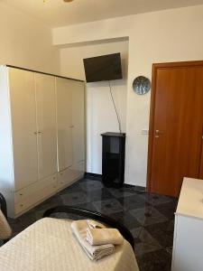 a bedroom with a bed and a closet and a television at Sempre verde in Agnone Bagni