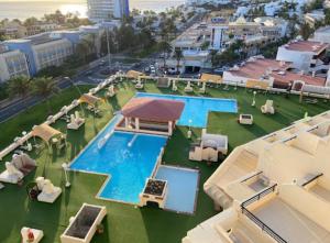 an overhead view of a swimming pool in a resort at Apartamento PinkFloyd im Palm Garden in Morro del Jable