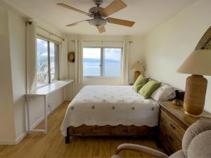 Schlafzimmer mit einem Bett und einem Deckenventilator in der Unterkunft Maalaea Harbor-Oceanfront 2 Bedroom/2 Bath in Wailuku