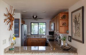 cocina con fregadero y encimera en Maalaea Harbor-Oceanfront 2 Bedroom/2 Bath en Wailuku