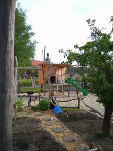 un niño pequeño jugando en un parque infantil en Urlaub auf dem Bauernhof,Landurlaub,Ferienwohnung, en Gränze