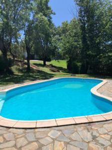 una gran piscina azul en un patio en Finca La Fresneda en Sierra de Béjar en Navalmoral de Béjar