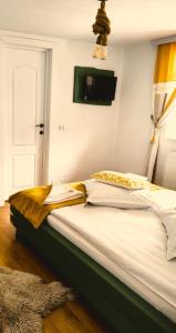 Säng eller sängar i ett rum på Voinescu House - Natural Living & Eating
