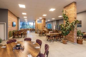 une salle à manger avec des tables et des chaises dans un restaurant dans l'établissement ND Suite, à Edirne