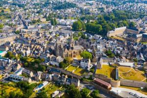 una vista aerea di una città con edifici di Studio neuf proche centre-ville a Pabu