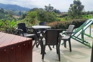 - une table et des chaises sur une terrasse avec vue dans l'établissement Casa De Campo, à Santuario