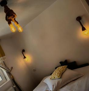 Giường trong phòng chung tại Voinescu House - Natural Living & Eating