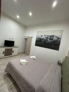 een slaapkamer met een bed met twee handdoeken erop bij Lucia's Rooms in Siracusa