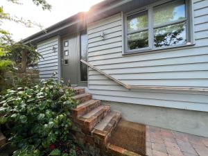 ein Haus mit einer Treppe, die zu einer Tür führt in der Unterkunft Tern Cottage in Groomsport