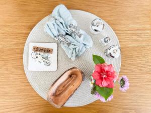 einen Tisch mit einer Serviette und einer Serviette in der Unterkunft Tern Cottage in Groomsport + 7 Fotos