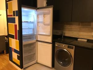 een lege koelkast met een wasmachine in een keuken bij BLUE WEIS SUPERIOR in Drancy