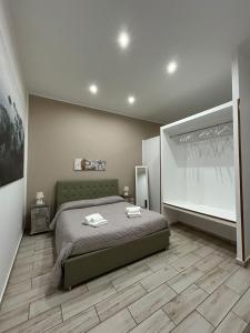 een slaapkamer met een groot bed in een kamer bij Lucia's Rooms in Siracusa