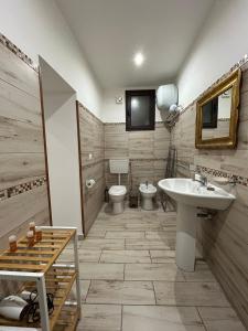 een badkamer met een wastafel en een toilet bij Lucia's Rooms in Siracusa