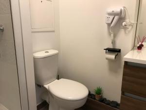 een badkamer met een toilet en een telefoon aan de muur bij BLUE WEIS SUPERIOR in Drancy