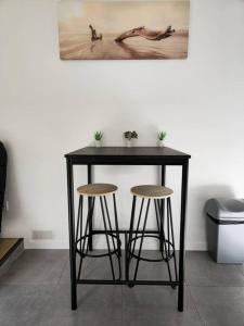a black table with stools in a room at Le Castetnau - securise - Proche Halles de Pau in Pau