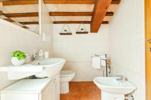 - Baño con 2 lavabos y aseo en Noi2Vacanze FORTINO D'AMORE, en Contignano