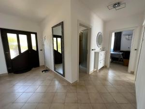 pasillo con 2 espejos y suelo de baldosa en Apartma Zonta en Sečovlje