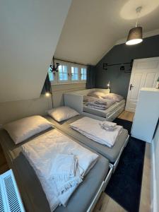Habitación con 3 camas en un ático en Luxus Lindenhof Apartments -Ferienwohnungen in Friesland an der Nordsee am Naturschutzgebiet Urwald, en Neuenburg