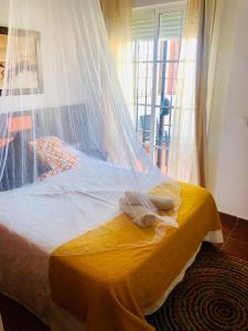 - une chambre avec un lit et une moustiquaire dans l'établissement Las Lagunetas de Cádiz, à Cadix
