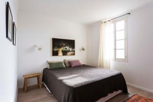 - une chambre avec un lit et une fenêtre dans l'établissement maison entière de village Fontvieille avec piscine, à Fontvieille