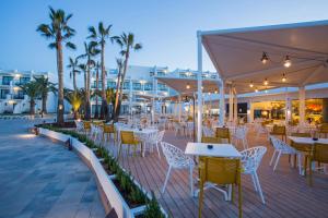 Um restaurante ou outro lugar para comer em Grand Palladium White Island Resort & Spa - All Inclusive